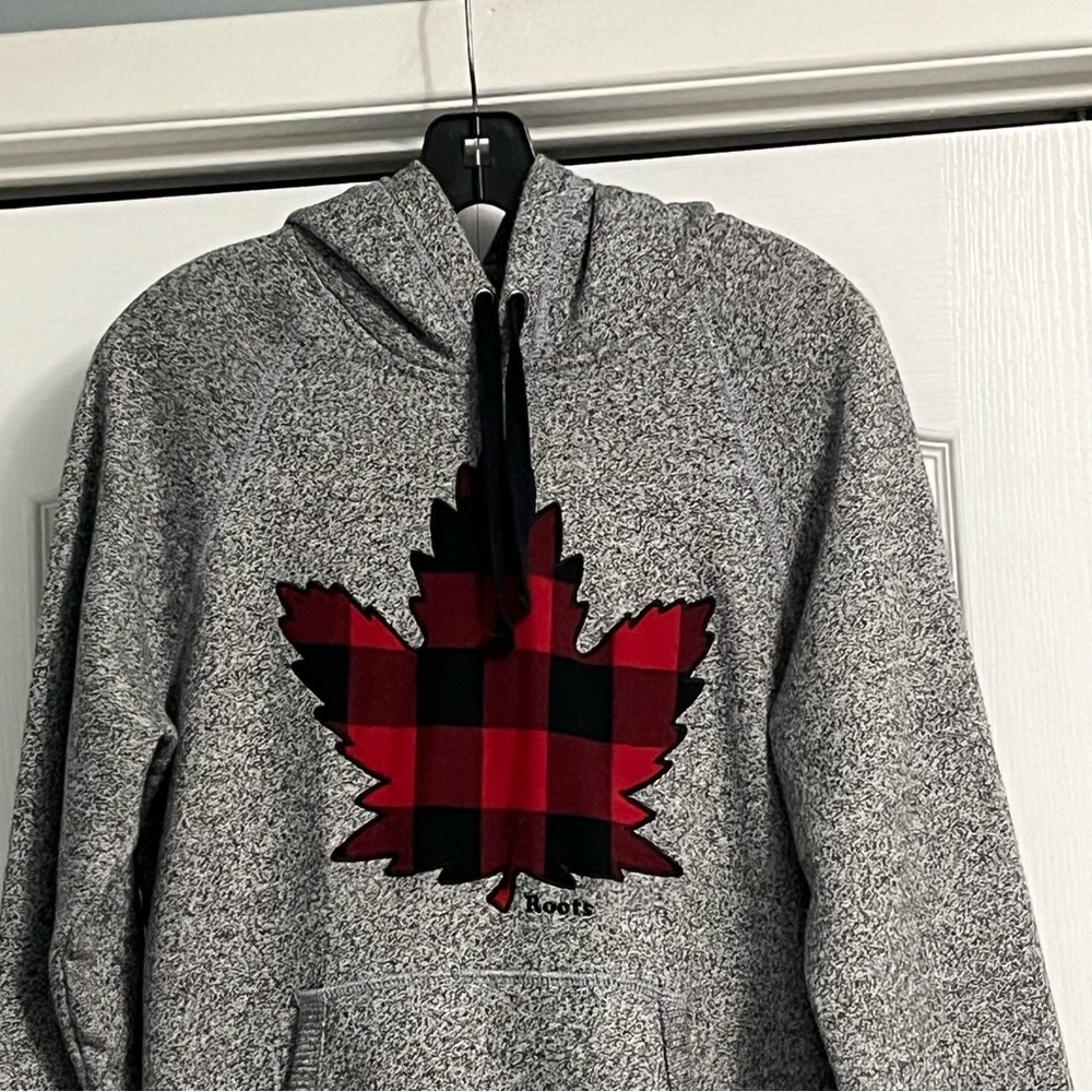 ROOTS men’s maple leaf pullover hoodie sweatshirt size XS grey red Buffalo plaid - Picture 2 of 14